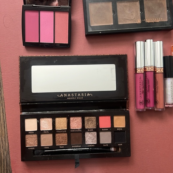 Makeup Grab Bag #2- Anastasia Beverly Hills bundle - Picture 2 of 3